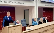 Przemawia prof. Łukasz Albrecht podczas spotkania z uczniami w auli. im. prof. T. Paryjczaka w PŁ