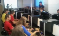 Uczniowie w laboratorium komputerowym CMF podczas zajęć z matematyki.