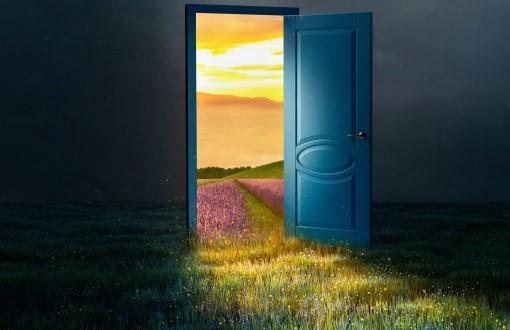 Otwarte drzwi przez które wpada światło słoneczne. Z drzwiami kolorowe pola.
