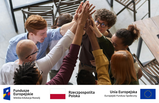 Grafika przedstawia grupę ludzi stojących i „przybijających piątkę”. Na dole loga: Fundusze Europejskie - Wiedza, Edukacja, Rozwój; Rzeczpospolita Polska; Unia Europejska - Europejski Fundusz Społeczny.