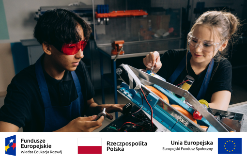 Grafika przedstawia dwoje młodych ludzi w warsztacie, montujących urządzenie. Na dole loga: Fundusze Europejskie - Wiedza, Edukacja, Rozwój; Rzeczpospolita Polska; Unia Europejska - Europejski Fundusz Społeczny.
