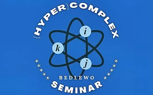 Logo Konferencji HyperComplex Seminar przedstawia uproszczony model atomu, pokazane są trzy elipsy opisane i, j, k. Wokół znajdują się napisy HyperComplex, Bedlewo, Seminar.