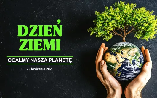 Kula Ziemska trzymana w dłoniach mężczyzny. Z globu wyrasta drzewo. Po lewej stronie napis: Dzień Ziemi. Ocalmy naszą planetę. 22 kwietnia 2025. 