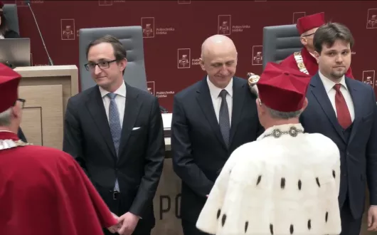 Rektor PŁ podczas promocji doktorów.