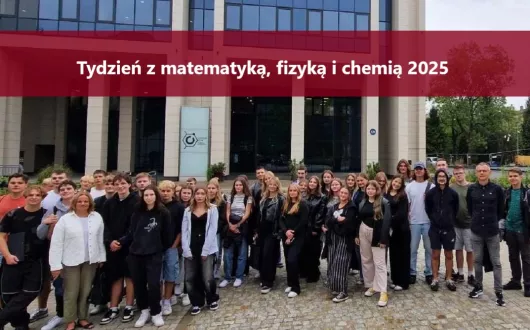 Grupa licealistów stojąca przed gmachem Alchemium Wydziału Chemicznego Politechniki Łódzkiej. Na zdjęciu napis: Tydzień z matematyką, fizyką i chemią 2025.
