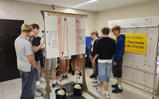 Uczniowie w laboratorium fizyki CMF.