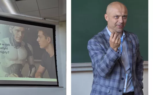 Po lewej stronie zdjęcia widoczny jest ekran z prezentacją zatytułowaną „Sztuczna inteligencja w roli nauczyciela matematyki – już, za chwilę, czy nigdy?”, autorstwa Marka Małolepszego, z logotypami Politechniki Łódzkiej i Centrum Nauczania Matematyki i Fizyki. Po prawej stronie mężczyzna w kraciastej marynarce stoi przed tablicą i gestykuluje podczas wystąpienia.