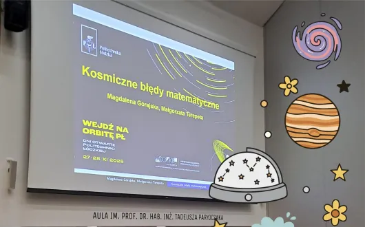 Zdjęcie przedstawia aulę wykładową Politechniki Łódzkiej z dużym ekranem projekcyjnym wyświetlającym slajd zatytułowany „Kosmiczne błędy matematyczne”. Na scenie stoją stoliki i kilka krzeseł. Na ścianie za nimi widoczna jest bordowa grafika z mapą kampusu. Na zdjęcie nałożono dekoracyjne ilustracje o tematyce kosmicznej.