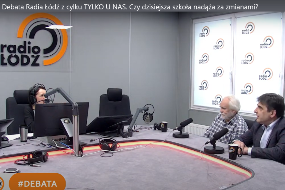 Zdjęcie przedstawia studio w Radiu Łódź. Po lewej stronie widoczna jest prowadząca, po prawej dwóch mężczyzn biorących udział w debacie.