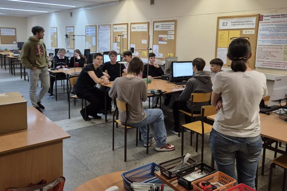 Uczniowie w laboratorium fizyki CMF.