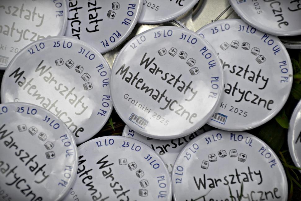 Zdjęcie przypinek promujących wydarzenie. Na każdej znajdują się informacje: Warsztaty matematyczne. Grotniki 2025. PTM. 12 LO, 25 LO, 31 LO, PLO UŁ, PLO PŁ.