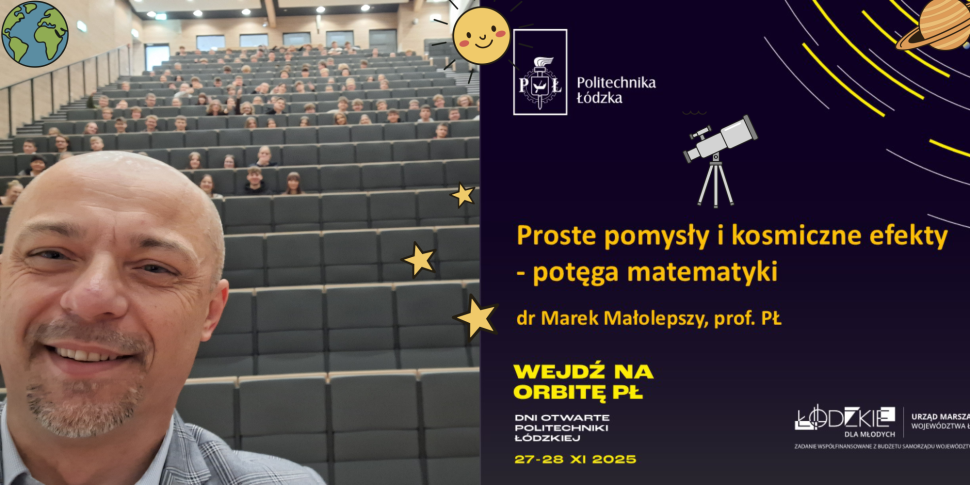 Zdjęcie mężczyzny wykonane na tle dużej auli. Obok znajduje się slajd promujący wykład „Proste pomysły i kosmiczne efekty – potęga matematyki” organizowany przez Politechnikę Łódzką. Na grafice umieszczono dekoracje o tematyce kosmicznej, takie jak planety i gwiazdy.