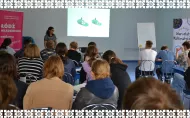 Dr Magdalena Górajska prowadzi zajęcia. Na sali liczna grupa uczniów.