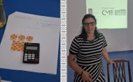 Po lewej stronie karta pracy z kalulatorem. Po lewej stronie dr Magdalena Górajska na tle tablicy multimedialnej.