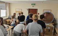 Uczniowie w laboratorium fizyki CMF.