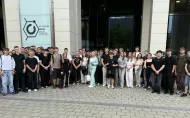 Uczniowie przed gmachem Wydziału Chemicznego "Alchemium".