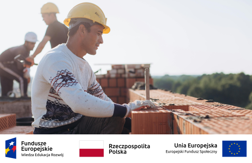 Zdjęcie przedstawia mężczyznę buduj. Na dole loga: Fundusze Europejskie - Wiedza, Edukacja, Rozwój; Rzeczpospolita Polska; Unia Europejska - Europejski Fundusz Społeczny.